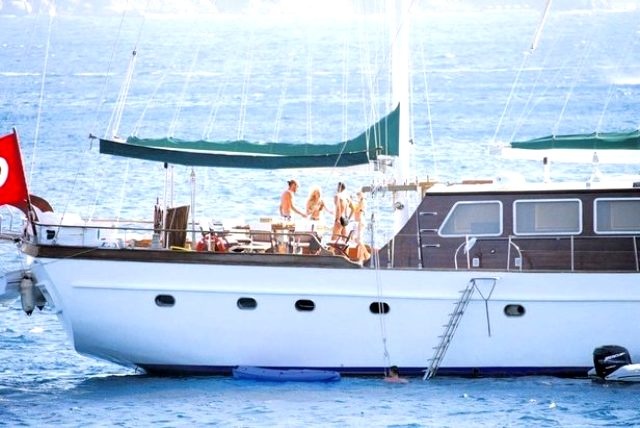 Cicişler futbolcularla teknede yakalandı! 4