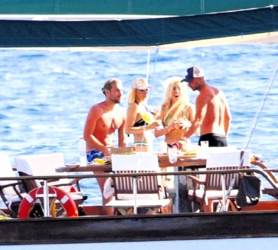 Cicişler futbolcularla teknede yakalandı! 3