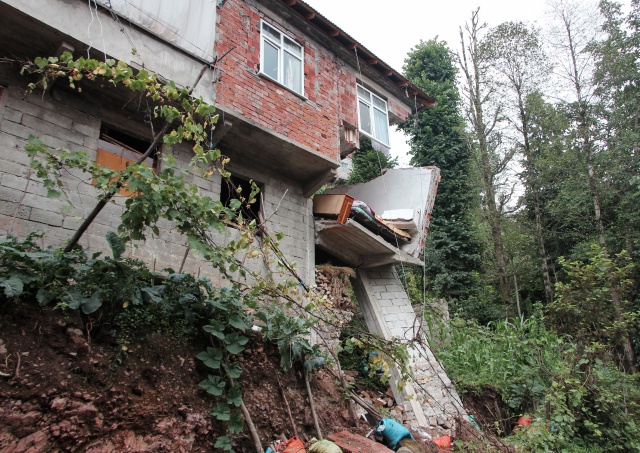 Yol yaparken evi yıktılar 6