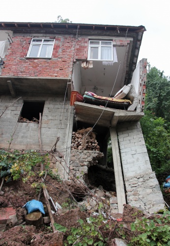 Yol yaparken evi yıktılar 3