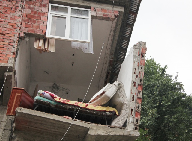 Yol yaparken evi yıktılar 2