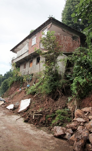 Yol yaparken evi yıktılar 4