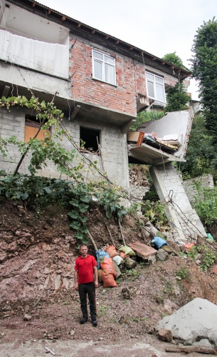 Yol yaparken evi yıktılar 5