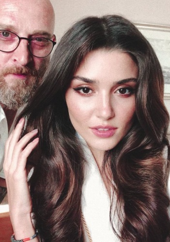 Hande Erçel yeni haliyle hayranlarını şaşırttı 8