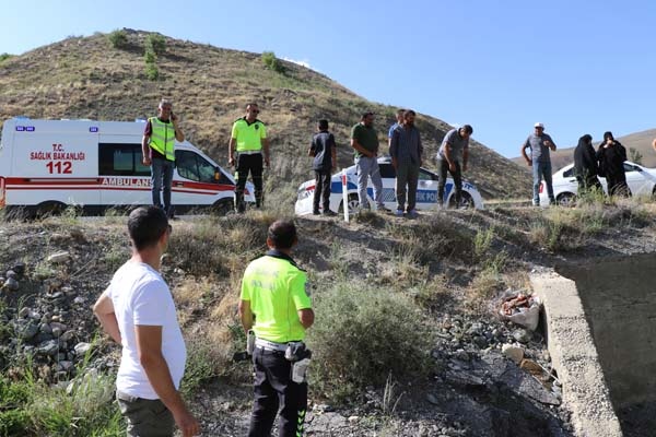 Trabzon'dan yeni aldığı araçla Erzincan'da dereye uçtu 2