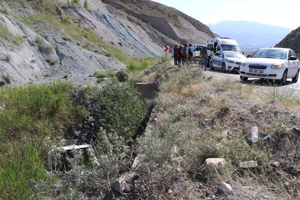 Trabzon'dan yeni aldığı araçla Erzincan'da dereye uçtu 4