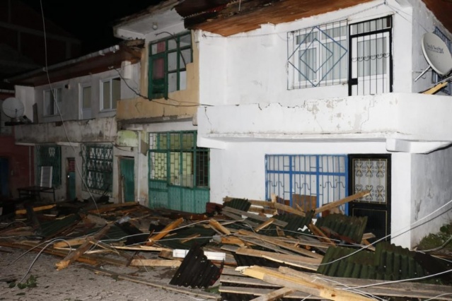 Ordu’da fırtına çatıları uçurdu! 2