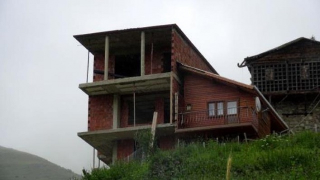 'Keçi inadı bu' evi ortadan ikiye bölüp 8