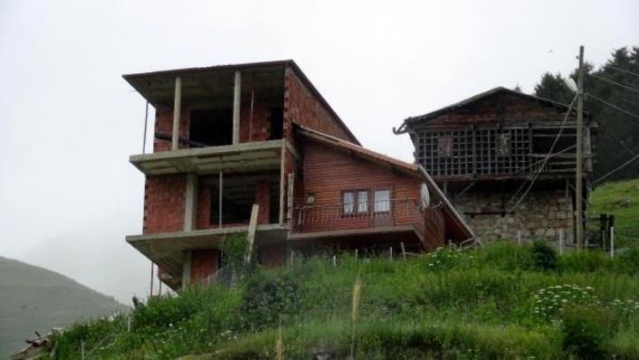 'Keçi inadı bu' evi ortadan ikiye bölüp 11