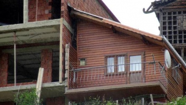 'Keçi inadı bu' evi ortadan ikiye bölüp 12