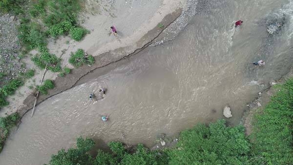 Selde kaybolan arkadaşlarını bulmak için ekip kurdular 3