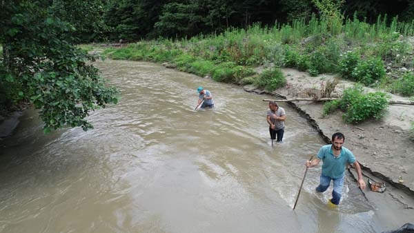 Selde kaybolan arkadaşlarını bulmak için ekip kurdular 5