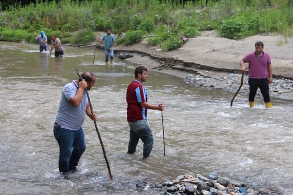 Selde kaybolan arkadaşlarını bulmak için ekip kurdular 9