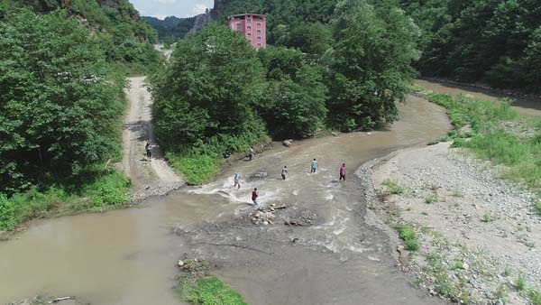 Selde kaybolan arkadaşlarını bulmak için ekip kurdular 7