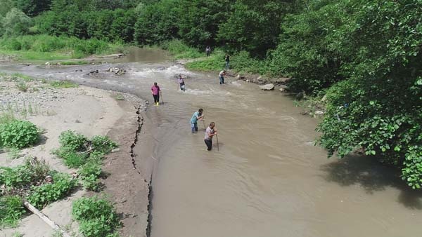 Selde kaybolan arkadaşlarını bulmak için ekip kurdular 6