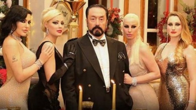 Adnan Oktar'ın sapıklığı bir kez daha ortaya çıktı 9