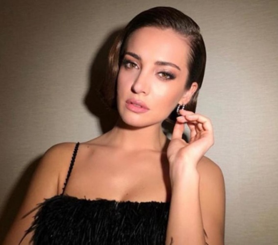 İrem Sak paylaşımıyla sosyal medyayı salladı 4