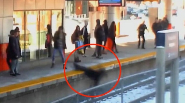 Yaşlı kadını raylara itti! 2