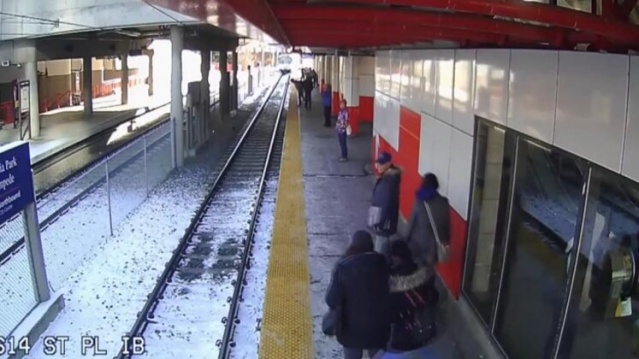 Yaşlı kadını raylara itti! 4