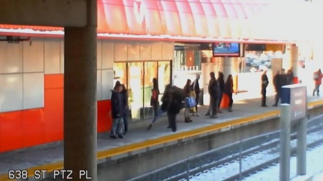 Yaşlı kadını raylara itti! 8