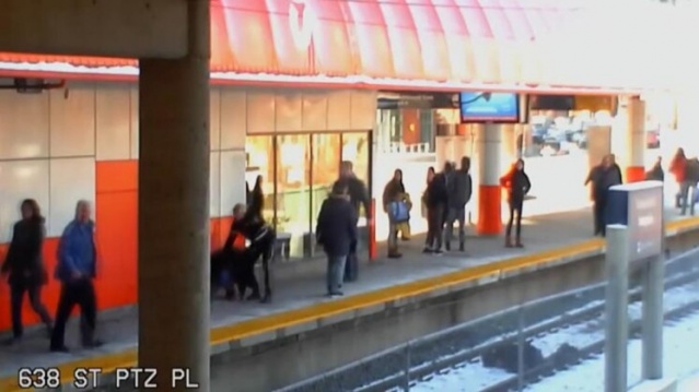 Yaşlı kadını raylara itti! 3