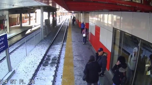 Yaşlı kadını raylara itti! 9