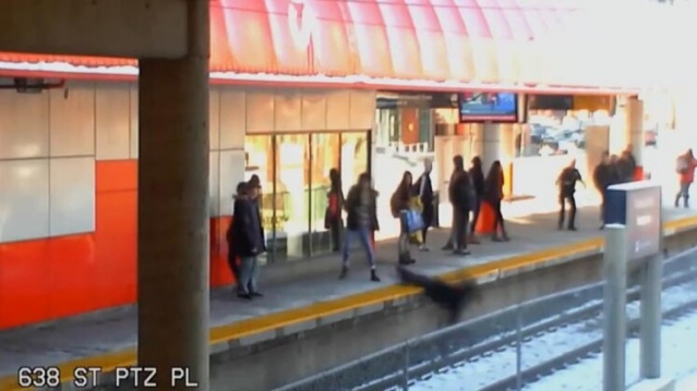 Yaşlı kadını raylara itti! 10