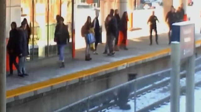 Yaşlı kadını raylara itti! 5