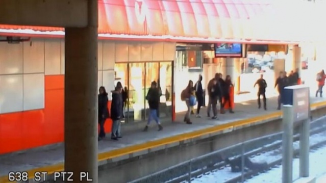 Yaşlı kadını raylara itti! 7