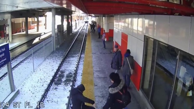 Yaşlı kadını raylara itti! 12