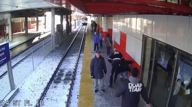 Yaşlı kadını raylara itti! 11