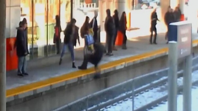 Yaşlı kadını raylara itti! 6