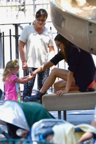 Irına Shayk kaydırağa sıkıştı 10