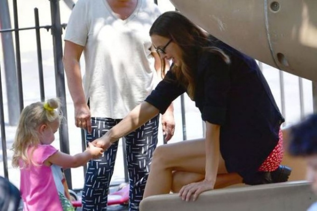 Irına Shayk kaydırağa sıkıştı 9