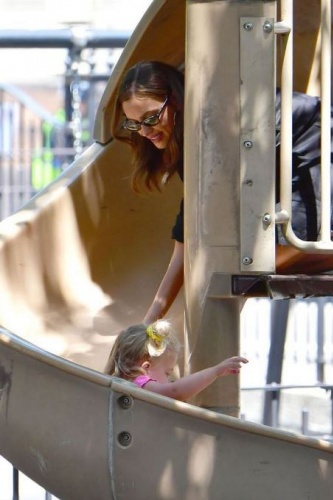 Irına Shayk kaydırağa sıkıştı 4