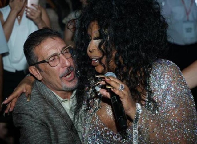 Bülent Ersoy, Cem Özer'in kucağına oturdu 2