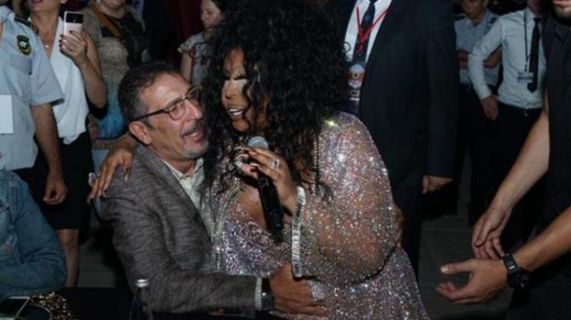 Bülent Ersoy, Cem Özer'in kucağına oturdu 3