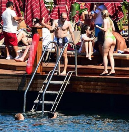 Aleyna Tilki tatilde yakalandı 11