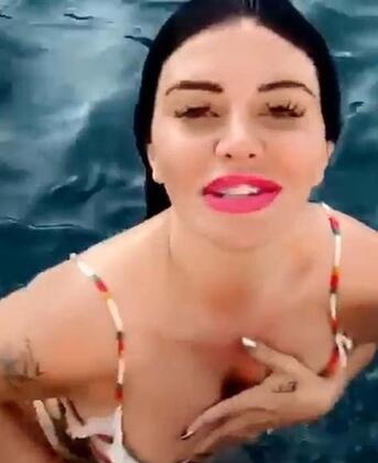 Ebru Polat elbiseyle denize girdi 2