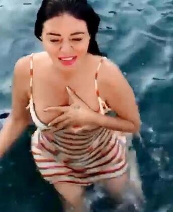 Ebru Polat elbiseyle denize girdi 3