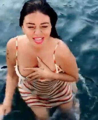 Ebru Polat elbiseyle denize girdi 4