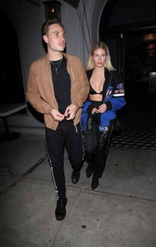 Lottie Moss ablasının tahtını sallıyor 39