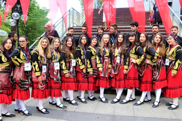 Akçaabat renklere büründü, şenlendi 17