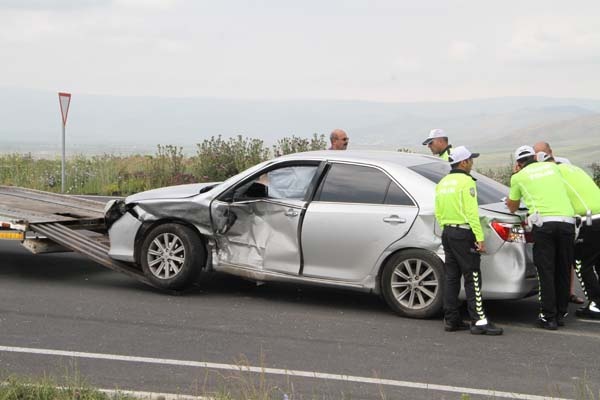 İki araç çarpıştı - 8 yaralı 3