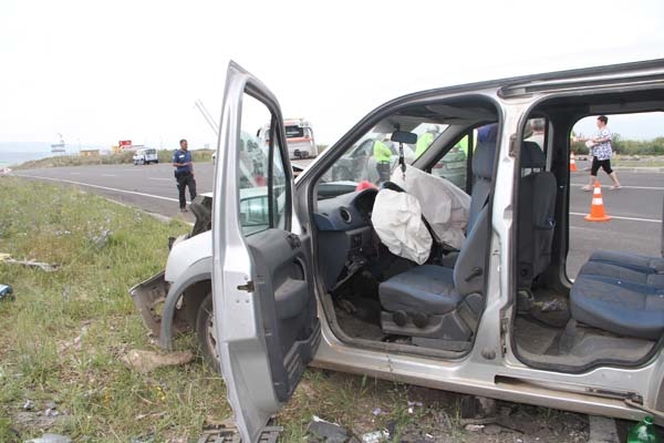 İki araç çarpıştı - 8 yaralı 6