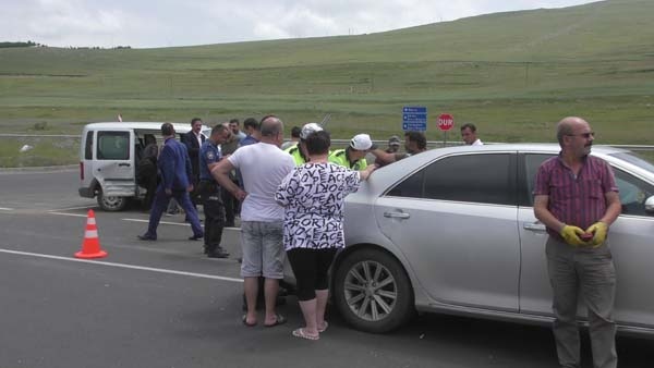 İki araç çarpıştı - 8 yaralı 8