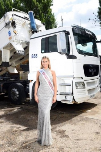 Ella Rees yaptığı işle şaşırtıyor 3