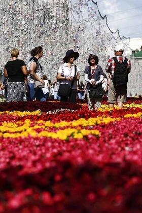 Ünlü meydan çiçek bahçesine döndü 4