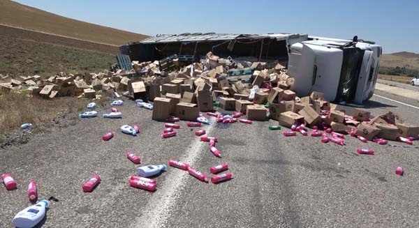 Trabzon'a gelen deterjan yüklü tır devrildi: 1 yaralı 7