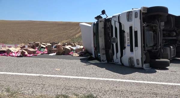 Trabzon'a gelen deterjan yüklü tır devrildi: 1 yaralı 6